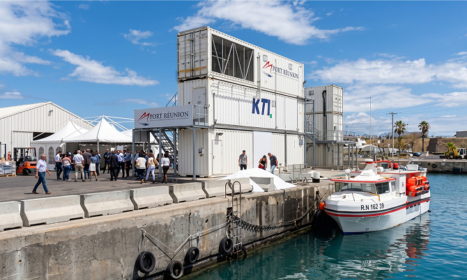 An ice filling station for La Reunion