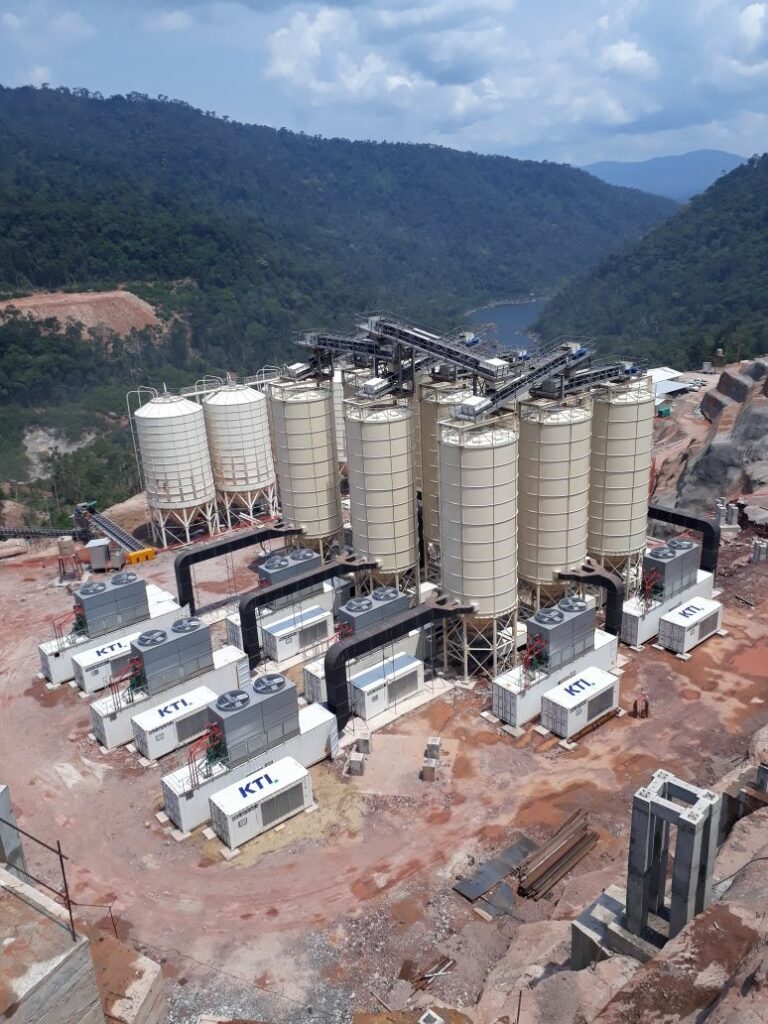 Over 12 MW of cooling capacity is installed at a plant for mass concrete production. A total of 21,000 m³ of concrete was processed per day - a world record!