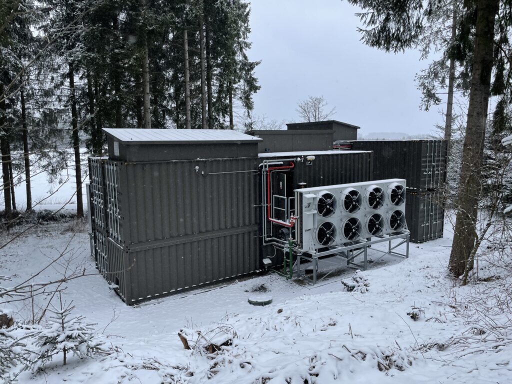 3 snowPRO snowmaking systems with special painting for integration into the landscape produce a total of 610 m³ of technical snow per day.