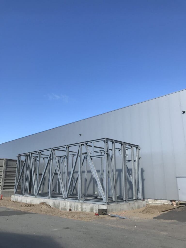 steel foundation in place. In the next step, the ice storage is placed on it. After that comes the ice plant.