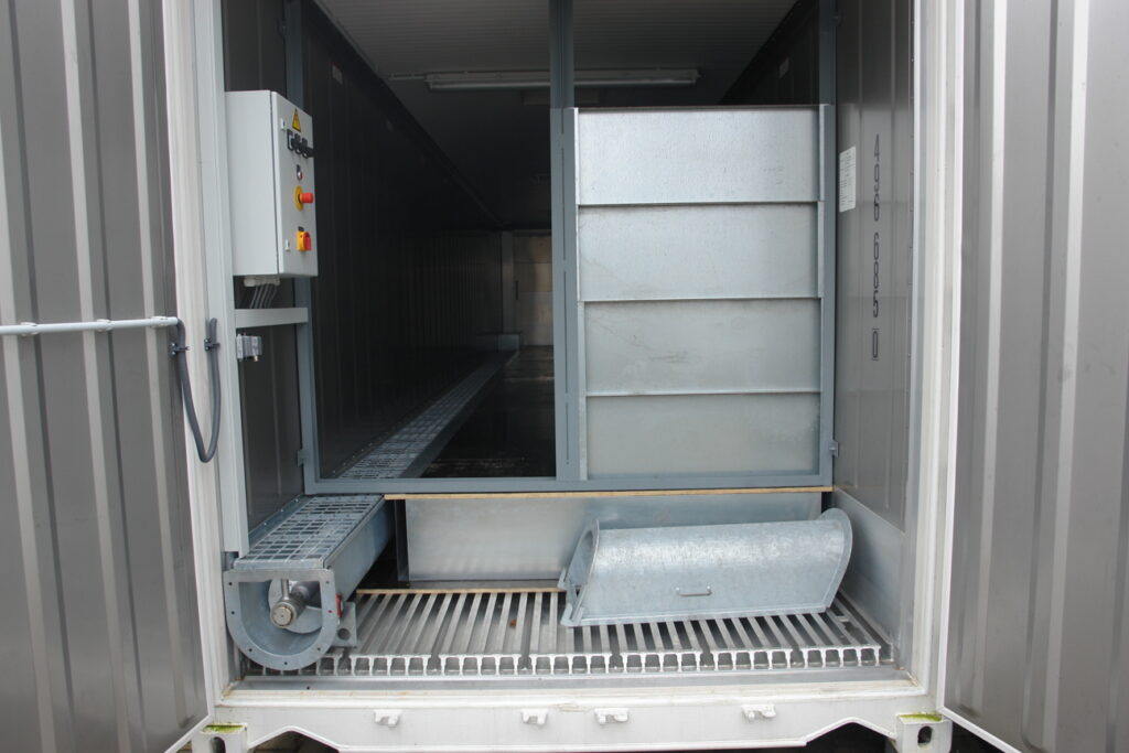 Open transport ice storage. Discharge screw is on the left, partition wall is visible on the right. Also an ice chute for convenient unloading.