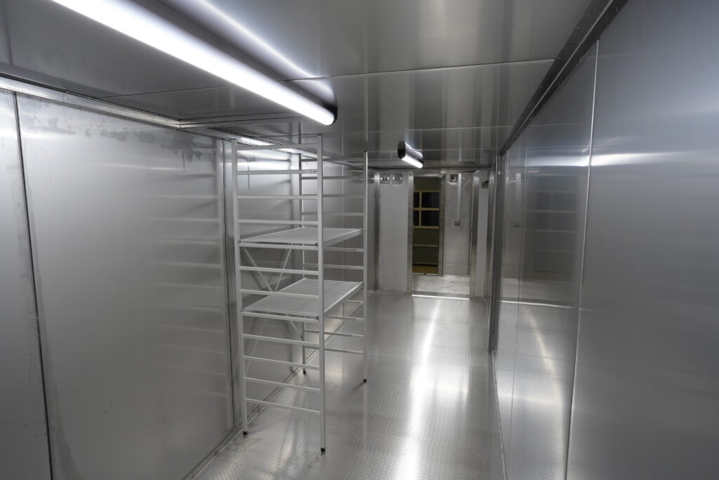Inside the cryogenic room there is space for shelves or other equipment that can be customized.