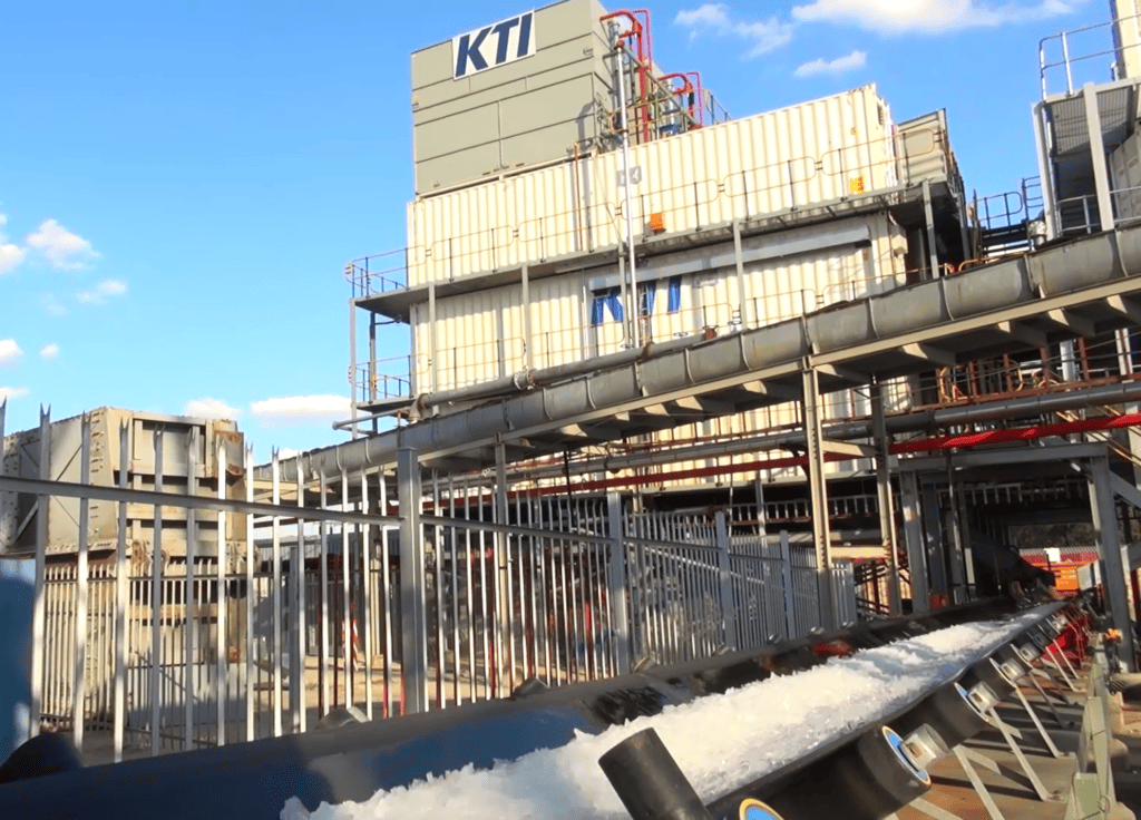 Plate ice plant on the surface of an underground mine for ventilation