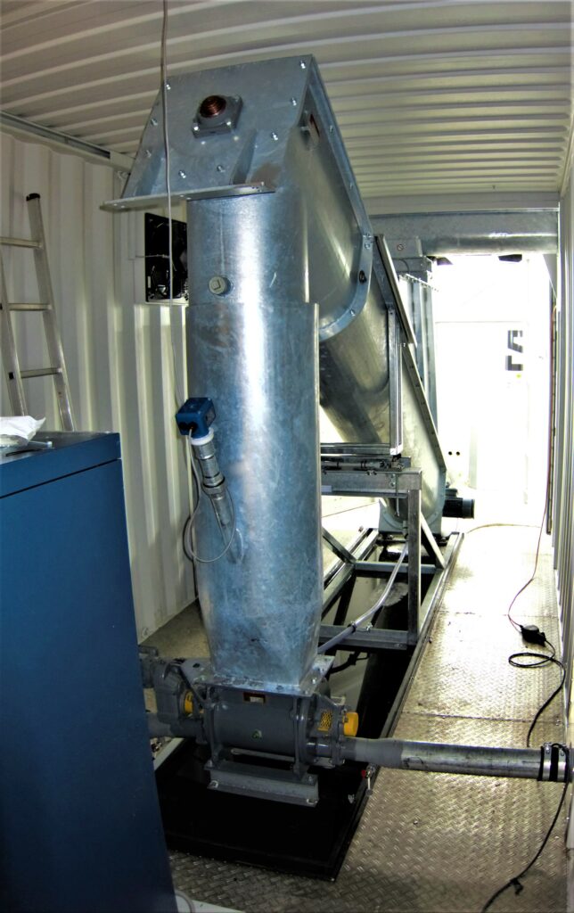 Weighing screw for batch weighing and subsequent dosing into the rotary feeder.