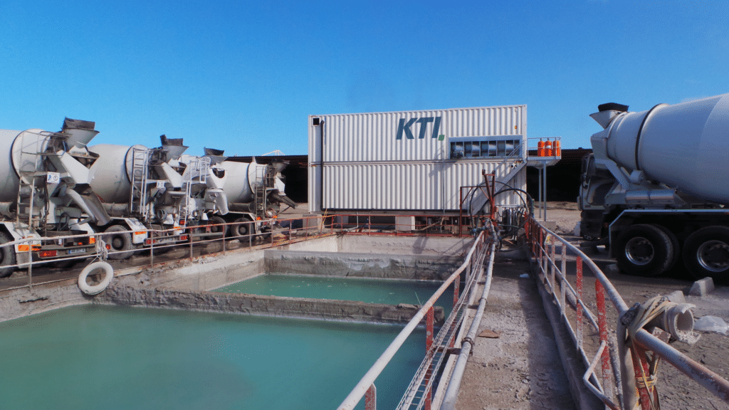 Cold water plant and settling basin for sprinkling gravel with cold water